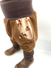 Lade das Bild in den Galerie-Viewer, Hose für Kinder und Babys Cord Hellbraun/Braun mit Rehfamilie Taschen