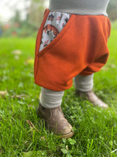 Lade das Bild in den Galerie-Viewer, BIO SOFT SWEAT HOSE Rost/Grau Brombeerzwerg Taschen Mitwachsend