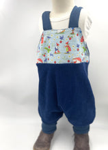 Lade das Bild in den Galerie-Viewer, Latzhose für Kinder und Babys Cord Marine Blau mit Pippa und Pelle