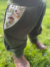 Lade das Bild in den Galerie-Viewer, CORDNICKY-H0SE Waldgrün Pilze Steinpilz