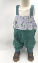 Lade das Bild in den Galerie-Viewer, Schlupf- Latzhose Bio Breitcordnicky Mint Frühlingselfen Mitwachsend