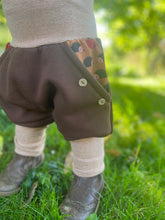 Lade das Bild in den Galerie-Viewer, BIO SOFT SWEAT HOSE Braun/gestreift Igel Taschen Mitwachsend