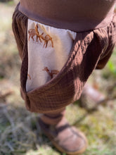 Lade das Bild in den Galerie-Viewer, MUSSELIN-HOSE Braun Rehfamilie