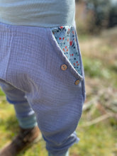 Lade das Bild in den Galerie-Viewer, MUSSELIN-HOSE Hellblau/Mint Blumenranke