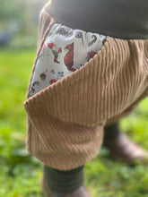 Lade das Bild in den Galerie-Viewer, CORDNICKY-H0SE Haselnuss/Khaki Zwerg Pilz Fuchs