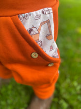 Lade das Bild in den Galerie-Viewer, BIO SOFT SWEAT HOSE Rost Baustelle Bagger Taschen Mitwachsend