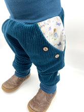 Lade das Bild in den Galerie-Viewer, Hose für Kinder und Babys Cord Meeresblau mit Wiesenelfen Taschen