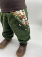 Lade das Bild in den Galerie-Viewer, Hose für Kinder und Babys Cord Waldgrün mit schlafende Tierkinder Taschen