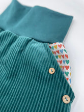 Lade das Bild in den Galerie-Viewer, Bio Breidcord Rock Dunkelmint Herzchen Regenbogen mit oder ohne Haarband