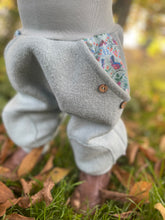 Lade das Bild in den Galerie-Viewer, WOLLWALK-HOSE Mint Vögel Taschen Kniepatches