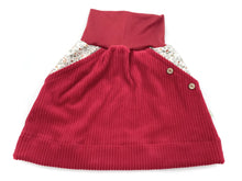 Lade das Bild in den Galerie-Viewer, Bio Breidcord Rock Rot Blümchen mit oder ohne Haarband