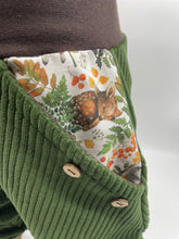 Lade das Bild in den Galerie-Viewer, Hose für Kinder und Babys Cord Waldgrün mit schlafende Tierkinder Taschen