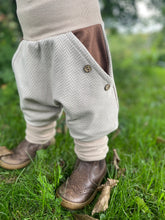 Lade das Bild in den Galerie-Viewer, Fischgräthose Bio Jacquard Sweat Hose Beige Hellbraun Uni Taschen Mitwachshose