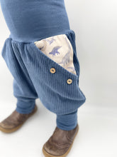 Lade das Bild in den Galerie-Viewer, Hose für Kinder und Babys Cord Blau mit Dinosaurier Taschen