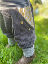 Lade das Bild in den Galerie-Viewer, CORDNICKY-H0SE CORD Grau Fächer Muster Senf