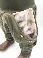 Lade das Bild in den Galerie-Viewer, Hose für Kinder und Babys Cord Khaki mit Dinosaurier Taschen