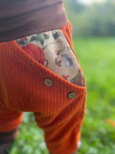 Lade das Bild in den Galerie-Viewer, CORDNICKY-H0SE Rost/Braun Kürbis Zwerg