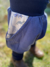 Lade das Bild in den Galerie-Viewer, MUSSELIN-HOSE Blau Dinosaurier