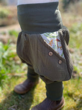 Lade das Bild in den Galerie-Viewer, MUSSELIN-HOSE Khaki Waldpilze
