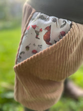 Lade das Bild in den Galerie-Viewer, CORDNICKY-H0SE Haselnuss/Khaki Zwerg Pilz Fuchs