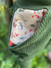 Lade das Bild in den Galerie-Viewer, CORDNICKY-H0SE CORD Waldgrün Kürbis Zwerg