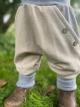 Lade das Bild in den Galerie-Viewer, Fischgräthose Bio Jacquard Sweat Hose Beige Grau Uni Taschen Mitwachshose