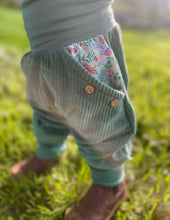 Lade das Bild in den Galerie-Viewer, CORDNICKY-H0SE CORD Mint Vögel mit Blumen