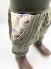 Lade das Bild in den Galerie-Viewer, Hose für Kinder und Babys Cord Khaki mit Dinosaurier Taschen