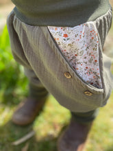 Lade das Bild in den Galerie-Viewer, MUSSELIN-HOSE Olive Blumen