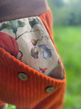 Lade das Bild in den Galerie-Viewer, CORDNICKY-H0SE Rost/Braun Kürbis Zwerg