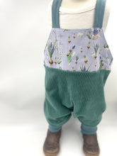Lade das Bild in den Galerie-Viewer, Schlupf- Latzhose Bio Breitcordnicky Mint Frühlingselfen Mitwachsend