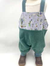 Lade das Bild in den Galerie-Viewer, Latzhose für Kinder und Babys Cord Mint mit Frühlingselfen