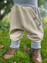 Lade das Bild in den Galerie-Viewer, Fischgräthose Bio Jacquard Sweat Hose Beige Grau Uni Taschen Mitwachshose