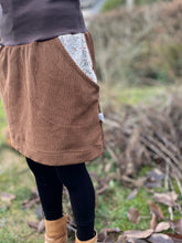 Lade das Bild in den Galerie-Viewer, Bio Cord Rock Damen Hellbraun/Braun Blümchen Taschen mit oder ohne Haarband