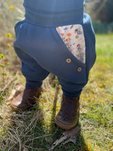 Lade das Bild in den Galerie-Viewer, SWEAT-HOSE BLAU Klaus Sausebraus Mitwachsend