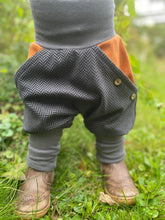 Lade das Bild in den Galerie-Viewer, Fischgräthose Bio Jacquard Sweat Hose Schwarz/Grau Uni Taschen Mitwachshose