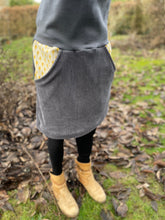 Lade das Bild in den Galerie-Viewer, Bio Cord Rock Damen Grau Fächermuster Taschen mit oder ohne Haarband