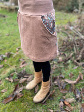 Lade das Bild in den Galerie-Viewer, Bio Cord Rock Damen Haselnuss Siebenschläfer Taschen mit oder ohne Haarband