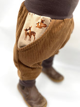 Lade das Bild in den Galerie-Viewer, CORDNICKY-HOSE Hellbraun/Braun Rehfamilie