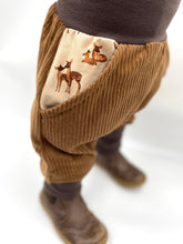 Lade das Bild in den Galerie-Viewer, Hose für Kinder und Babys Cord Hellbraun/Braun mit Rehfamilie Taschen