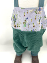 Lade das Bild in den Galerie-Viewer, Latzhose für Kinder und Babys Cord Mint mit Frühlingselfen