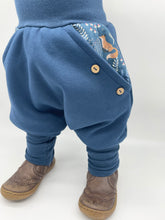 Lade das Bild in den Galerie-Viewer, SWEAT-HOSE BLAU FUCHS BLÄTTER