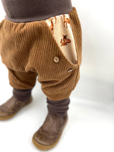 Lade das Bild in den Galerie-Viewer, Hose für Kinder und Babys Cord Hellbraun/Braun mit Rehfamilie Taschen