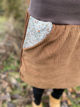 Lade das Bild in den Galerie-Viewer, Bio Cord Rock Damen Hellbraun/Braun Blümchen Taschen mit oder ohne Haarband