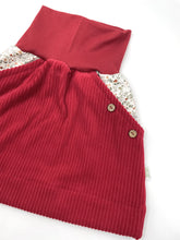 Lade das Bild in den Galerie-Viewer, Bio Breidcord Rock Rot Blümchen mit oder ohne Haarband