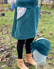 Lade das Bild in den Galerie-Viewer, Bio Cord Rock Damen Dunkelmint mit Blumenranken Taschen mit oder ohne Haarband