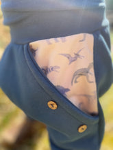 Lade das Bild in den Galerie-Viewer, SWEAT-HOSE BLAU Dinosaurier Mitwachsend