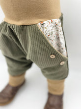 Lade das Bild in den Galerie-Viewer, Hose für Kinder und Babys Cord Khaki mit Blümchen Taschen