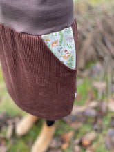 Lade das Bild in den Galerie-Viewer, Bio Cord Rock Damen Braun Waldpilze Steinpilze Taschen mit oder ohne Haarband