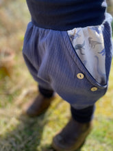 Lade das Bild in den Galerie-Viewer, MUSSELIN-HOSE Blau Dinosaurier